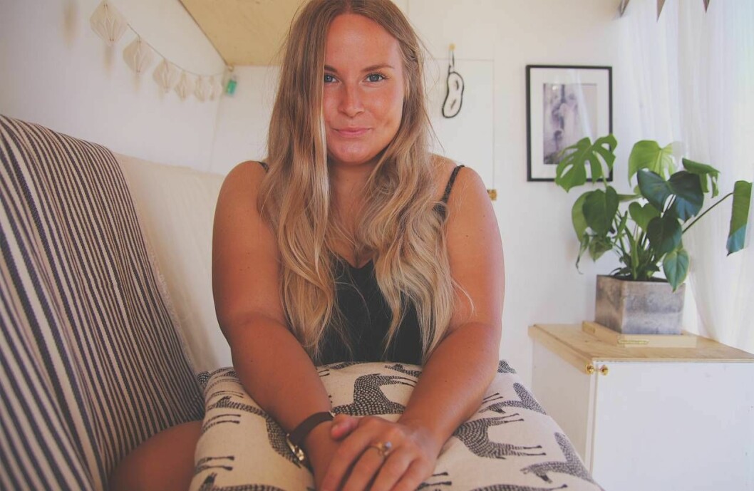 Sandra Piitulainen är 31 år gammal och flyttade från bostaden i Stockholm, in i sin bil. Foto: Privat Sandra tittar in i kameran