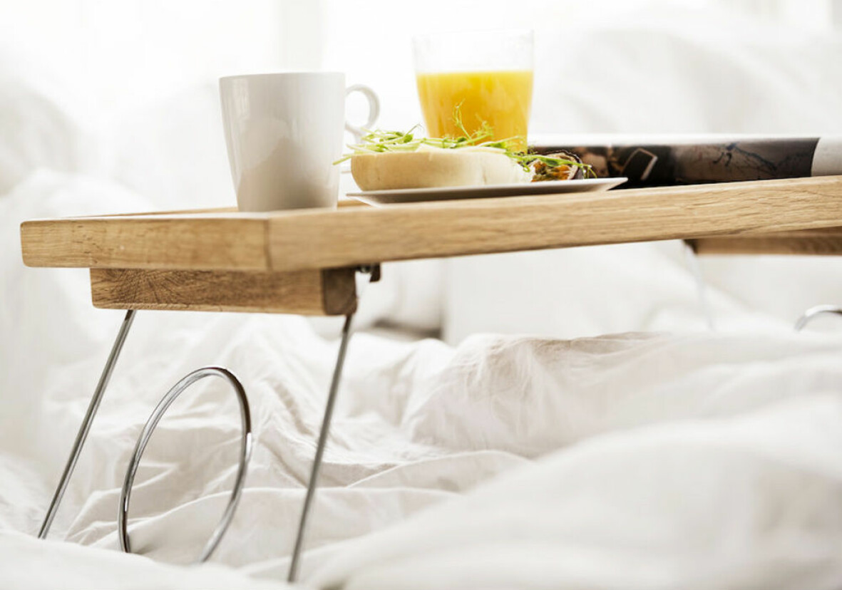 Sängbricka med frukost.