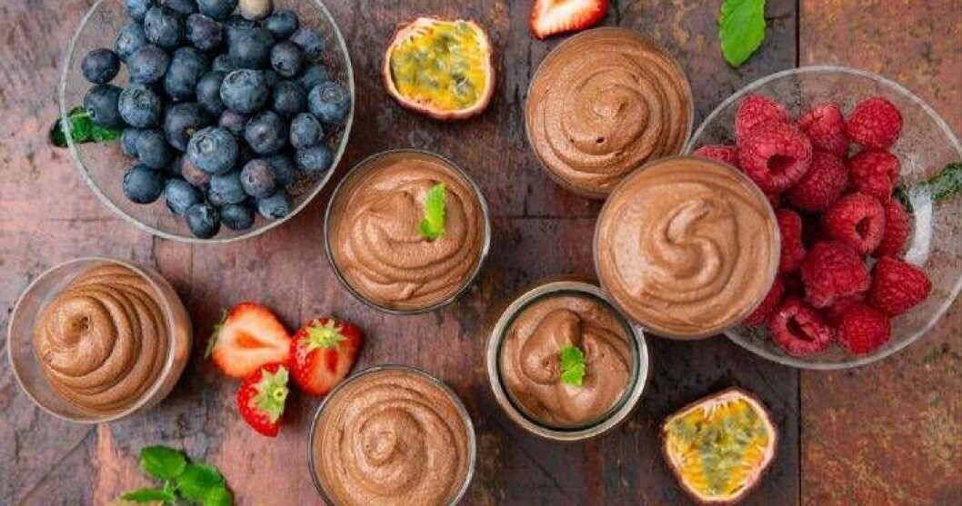Den här chokladmoussen beskrivs som ”nyttig, vegansk och snygg”. Foto: Erica Wessman Chokladmousse i Sanna Lundells och Ann Söderlunds kokbok "Söndagsmiddag – riddarna runt det operfekta bordet".