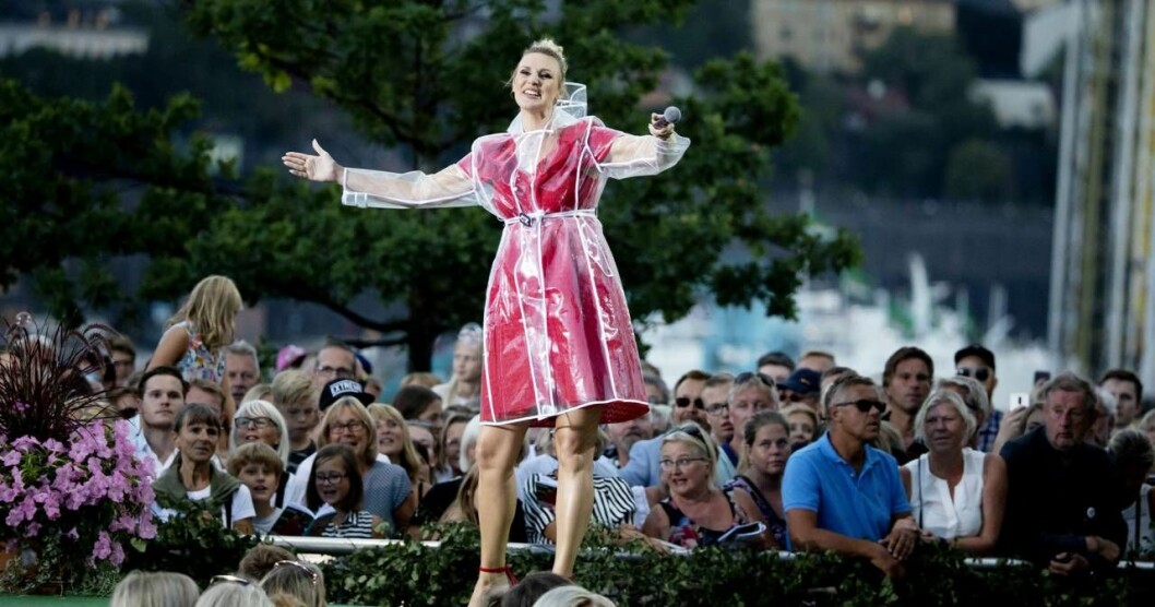 Sanna Nielsen uppträder på Sollidenscenen i regnet. 2019 är hon tillbaka som programledare för <em>Allsång på Skansen</em>. Foto: Magnus Sandberg/Aftonbladet/TT Sanna Nielsen uppträder på Sollidenscenen i regnet. 2019 är hon tillbaka som programledare för Allsång på Skansen.