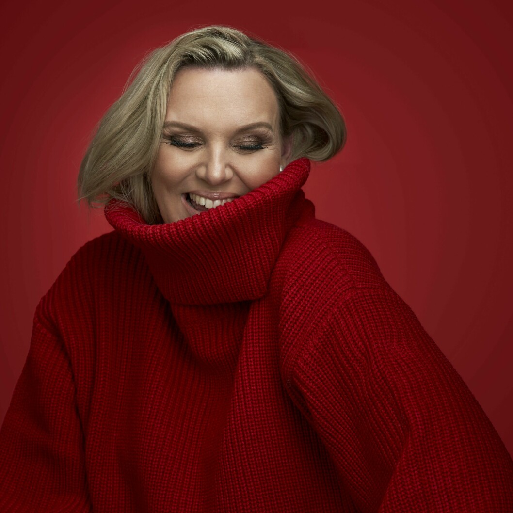 En leende Sanna Nielsen som är på en bra plats i livet.