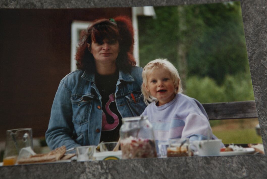 Sanna hade en destruktiv relation till sin mamma och när hon gick bort försvann den ständiga oro som var kopplad till henne. Sanna Lindquist med sin mamma. Mamman var heroinmissbrukare och deras relation var destruktiv.