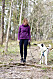 Sanna Lindquist promenerar med hunden Flippa i skogen
