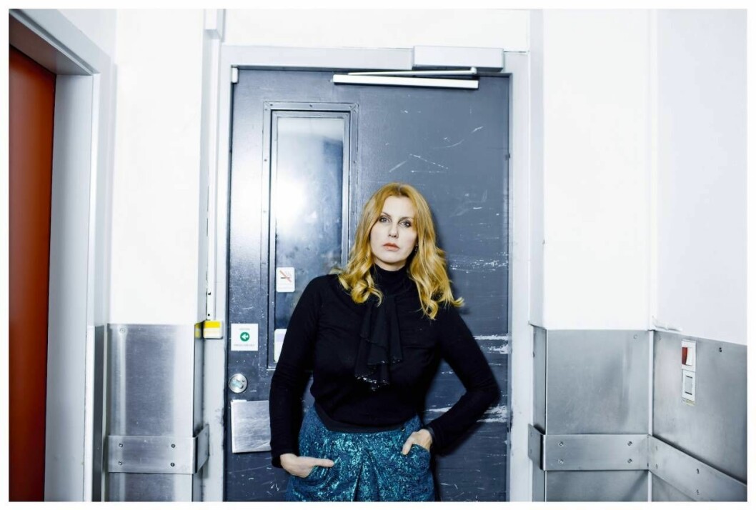 Sanne Gottlieb blev misshandlad under många år. ”Det var helt enkelt en kombination av att möta fel person vid fel tidpunkt”, säger hon. Foto: Claus Boesen Sanne Gottlieb framför en hissdörr