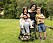 Sara i rullstol med dottern Julia i knät och sonen Marwan vid sin sida.