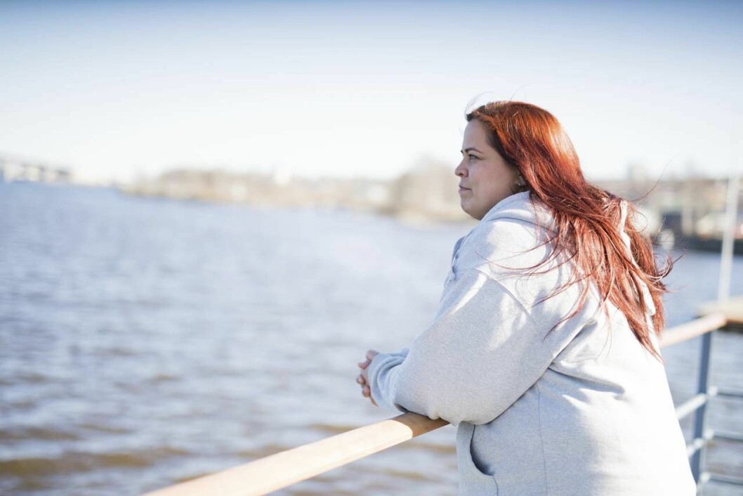 Sara kände sig ledsen, arg och besviken på sig själv. ”Jag vill hjälpa andra som är fast i spelmissbruk. Det är en sjukdom och det finns hjälp att få”, säger hon. Sara Passi blickar ut över vattnet