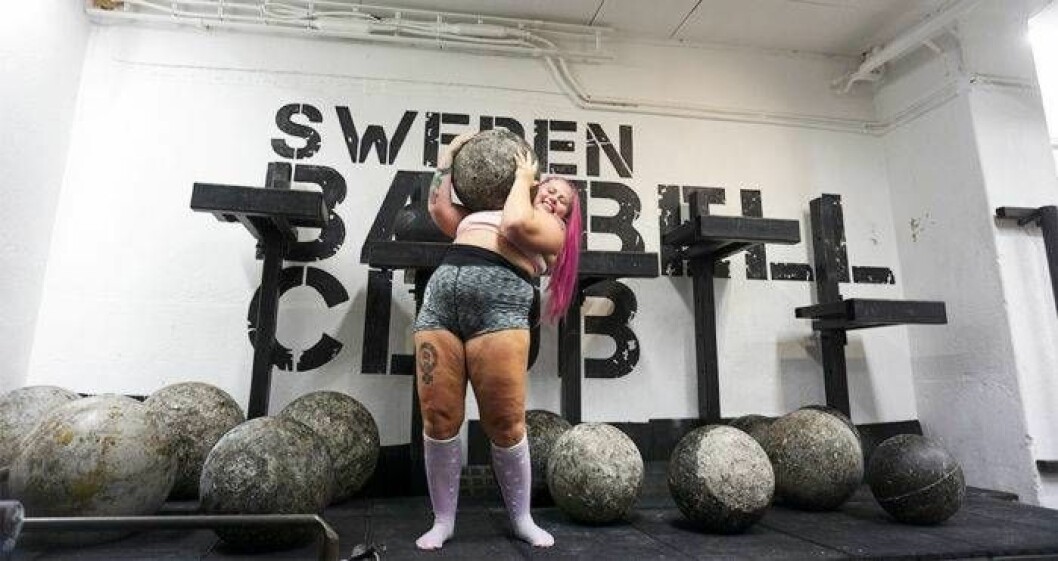 Sara kallar sig Fitnessfeministen på nätet och tävlar i Strongwoman, en tävling där man bland annat drar stora stenar efter sig och välter däck. Sara Dahlström lyfter tunga vikter.