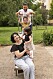 Sara med sin Karam och deras två barn leker i rutschkana.