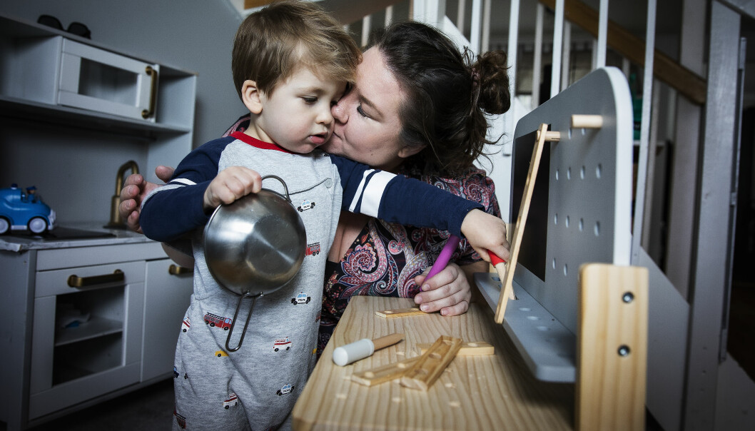 Sara fick rådet att ta upp Noel och umgås med honom, även om hon inte kände något. ”Det var ett bra sätt att träna upp närheten”. Noel får kram av mamma.