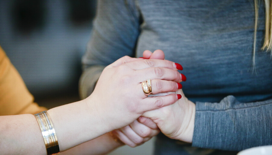 Sara är innerligt tacksam för allt som Hanne har gjort för henne och barnen. Sara och Hanne håller varandra i händerna.