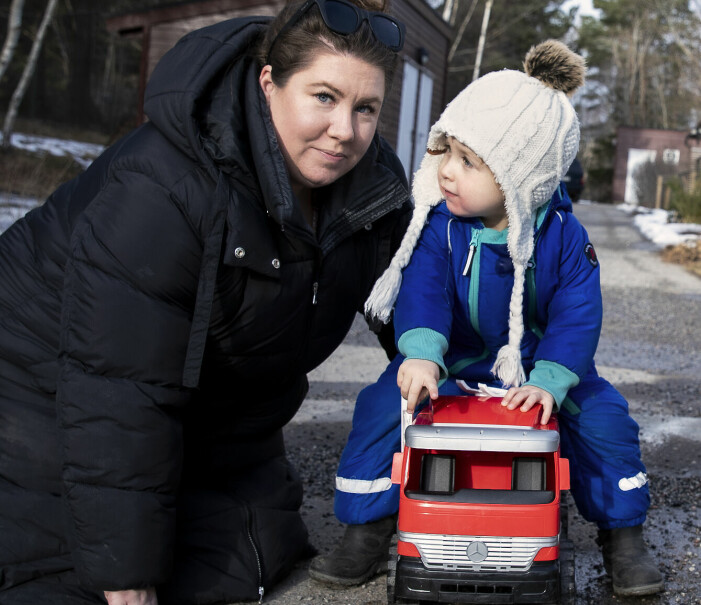 ”Det blev en reva i vår relation. Men vi har resten av hans barndom på oss att stärka vårt band,” säger Sara som här leker med lille Noel. Sara och Noel leker utomhus med en stor bil.
