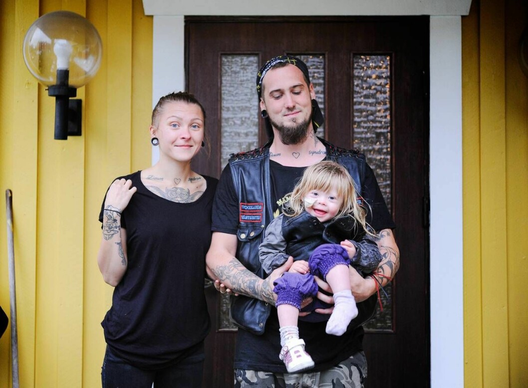 Både Sara och Peo har tatuerat in två hjärtan i halsgropen. Den första tiden med Sally präglades av oro och det var ungefär där det kändes som om det riktiga hjärtat satt under de första nervösa dagar på BB i Umeå. Foto: Petra Älvstrand Familjen Gladh består av mamma Sara, dottern Sally och pappa Peo