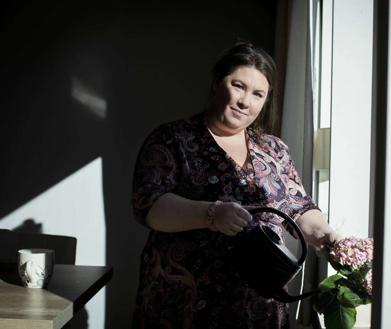 Sara Stelin vattnar blommor och berättar om sin svåra förlossningsdepression.