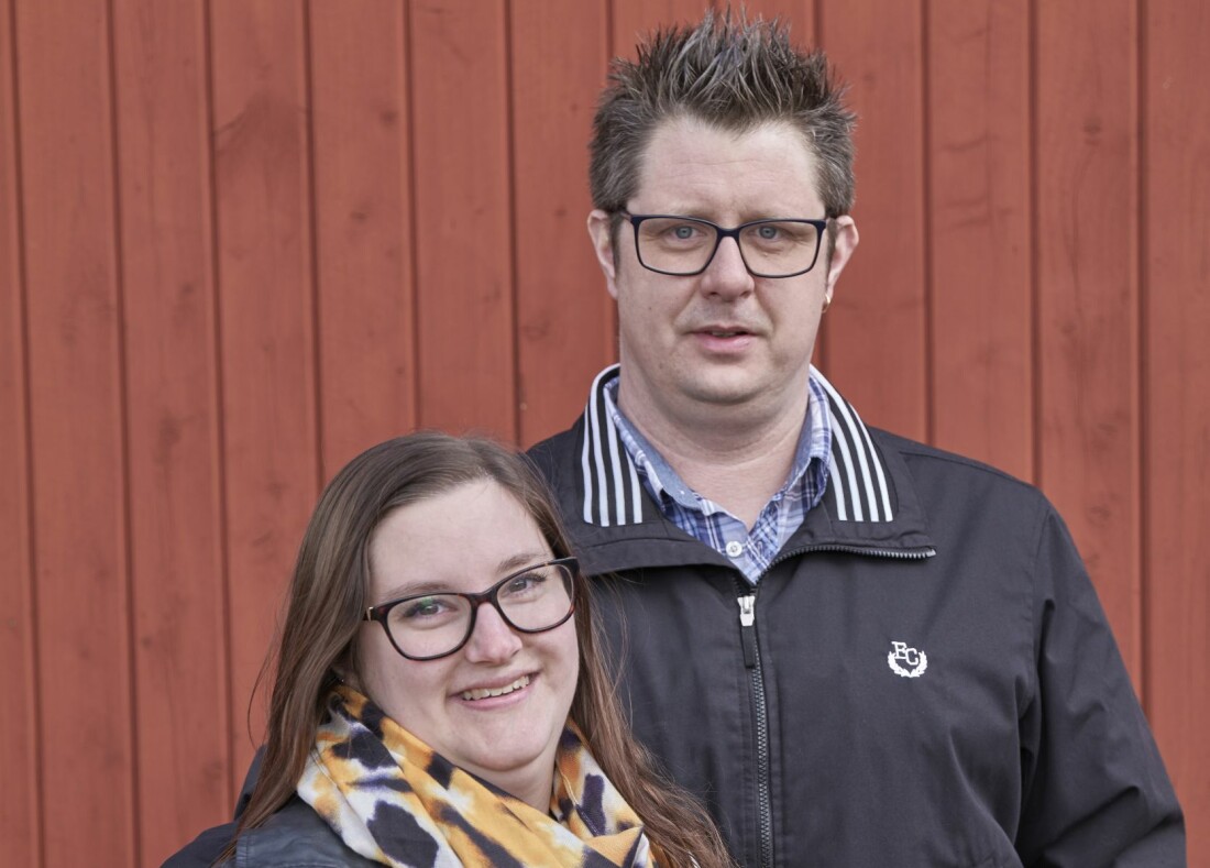 Sara lever ett lugnt familjeliv med sambon Jimmy och två bonusbarn. Sara, som blev illa påkörd, lever ett lugnt familjeliv med sambon Jimmy.