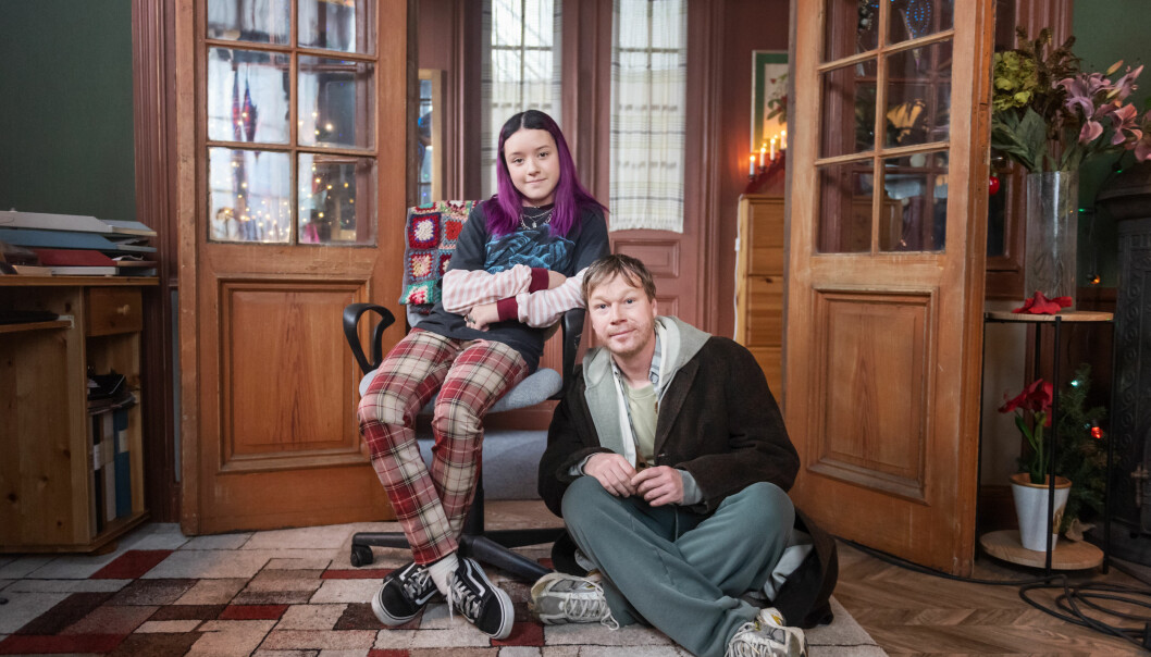 Sarah Rhodin spelar Mira och Johan Glans spelar vetenskapsmannen Vilgot i årets julkalender <em>Mirakel</em>. Sarah Rhodin och Johan Glans under inspelningarna av julkalendern Mirakel som sänds i SVT i december 2020.