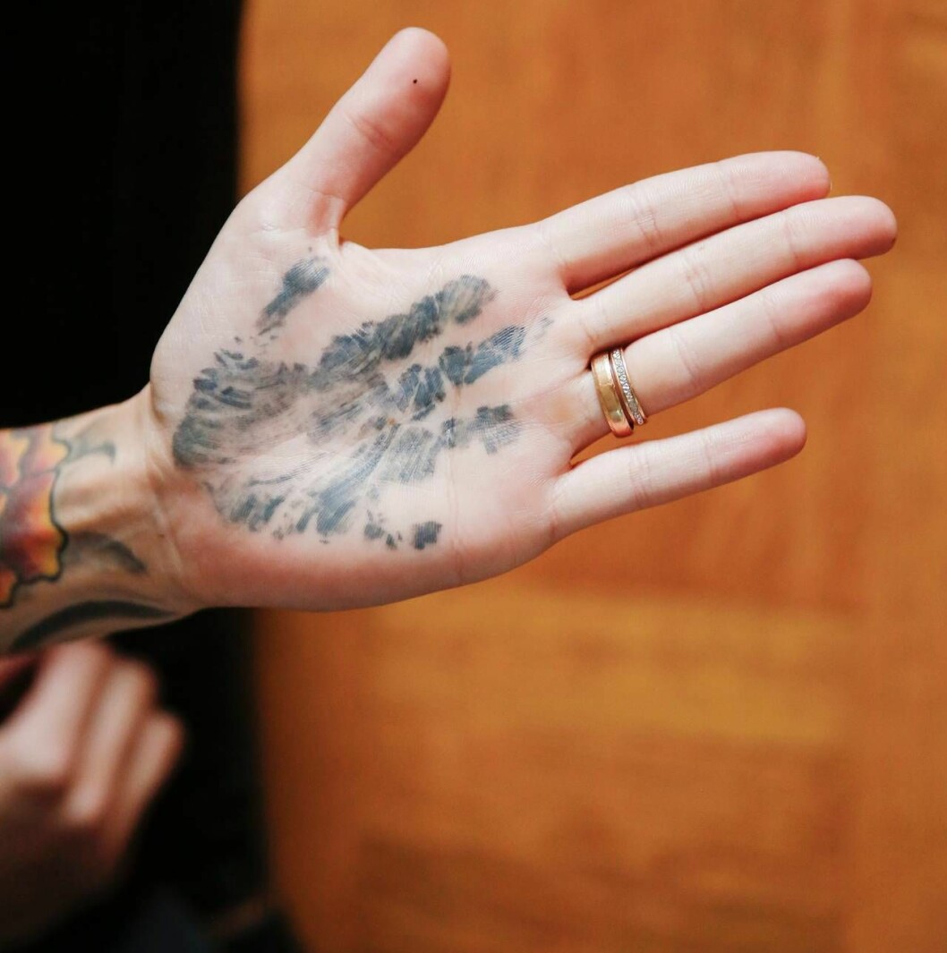 Sallys handflata pryder mamma Saras hand. ”Jag ville göra en mor-dottertatuering, innan Sallys hand blev för stor. Nu går vi hand i hand.” Foto: Petra Älvstrand Mamma Sara har tatuerat in Sallys hand i sin