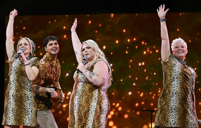 Gruppen Sarek med Zara Kronvall Sigfridsson längst till vänster och<br>Jessica Wetterstrand till höger, och Johanna Nordström och Oscar Zia underhöll i Melodifestivalens tredje deltävling. Sarek med Zara Sigfridsson i pausunderhållning i Melodifestivalen 2022.