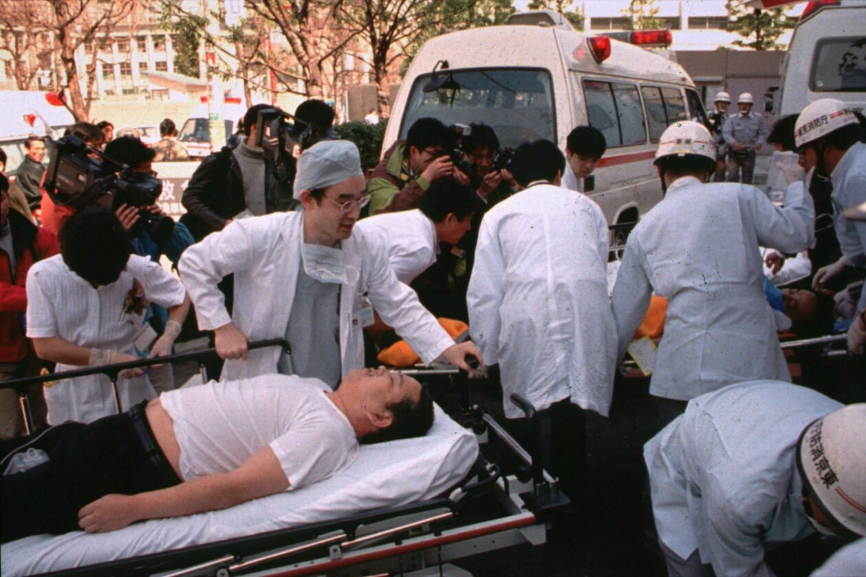 Den japanska sekten framställde stora mängder Sarin under industriella former. Gift som användes vid terrorattentatet i Tokyos tunnelbana 1995. Sarin-attacken i Tokyos tunnelbana