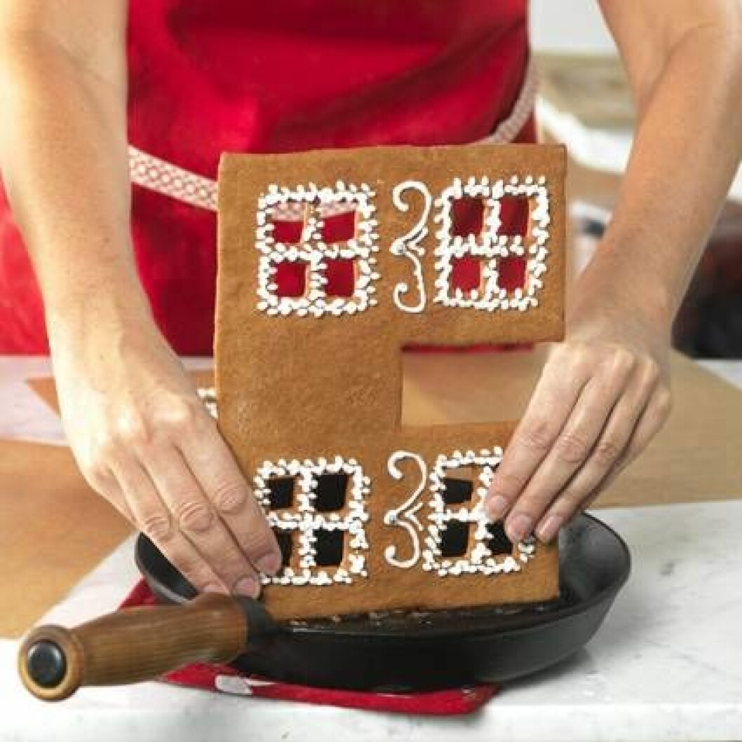 Sätta ihop pepparkakshus med sockerlag.