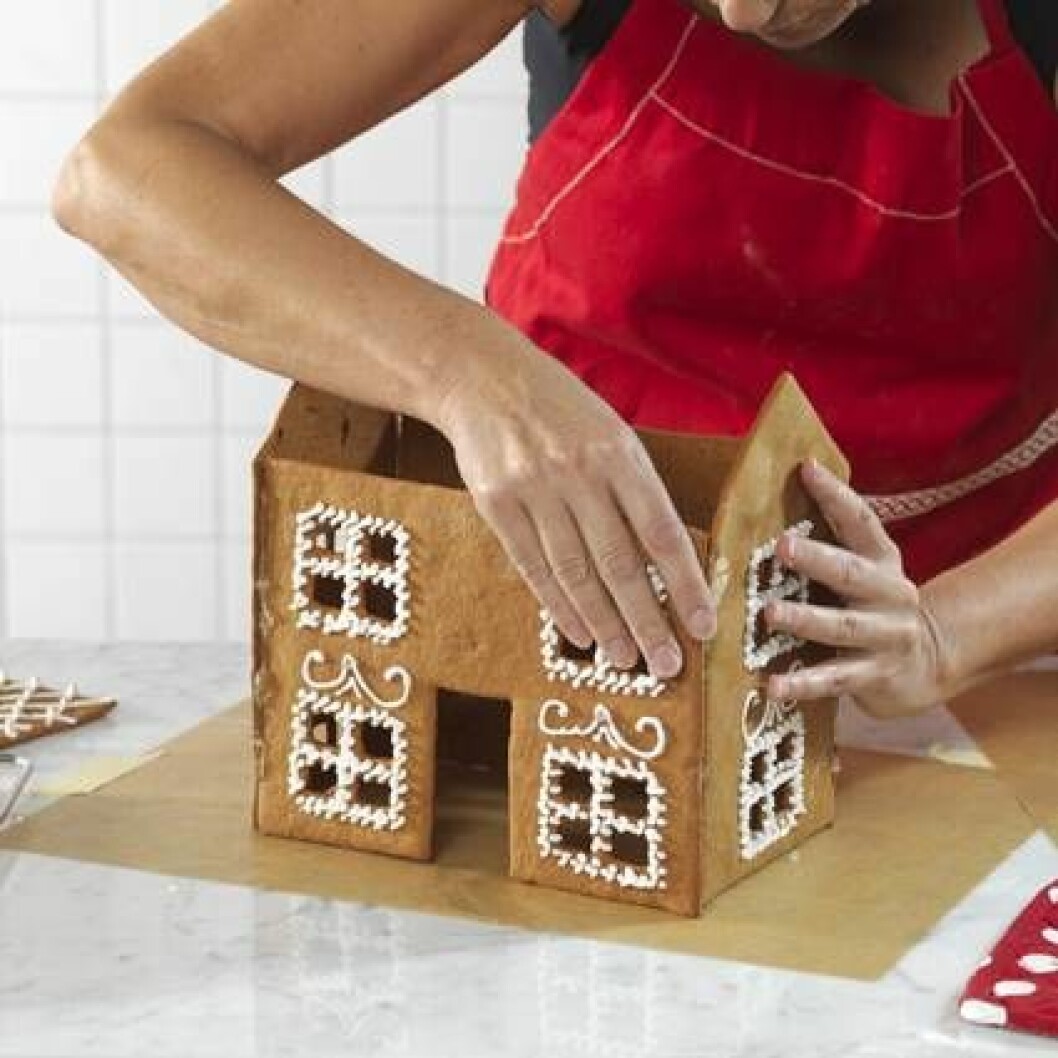Sätta ihop pepparkakshus.