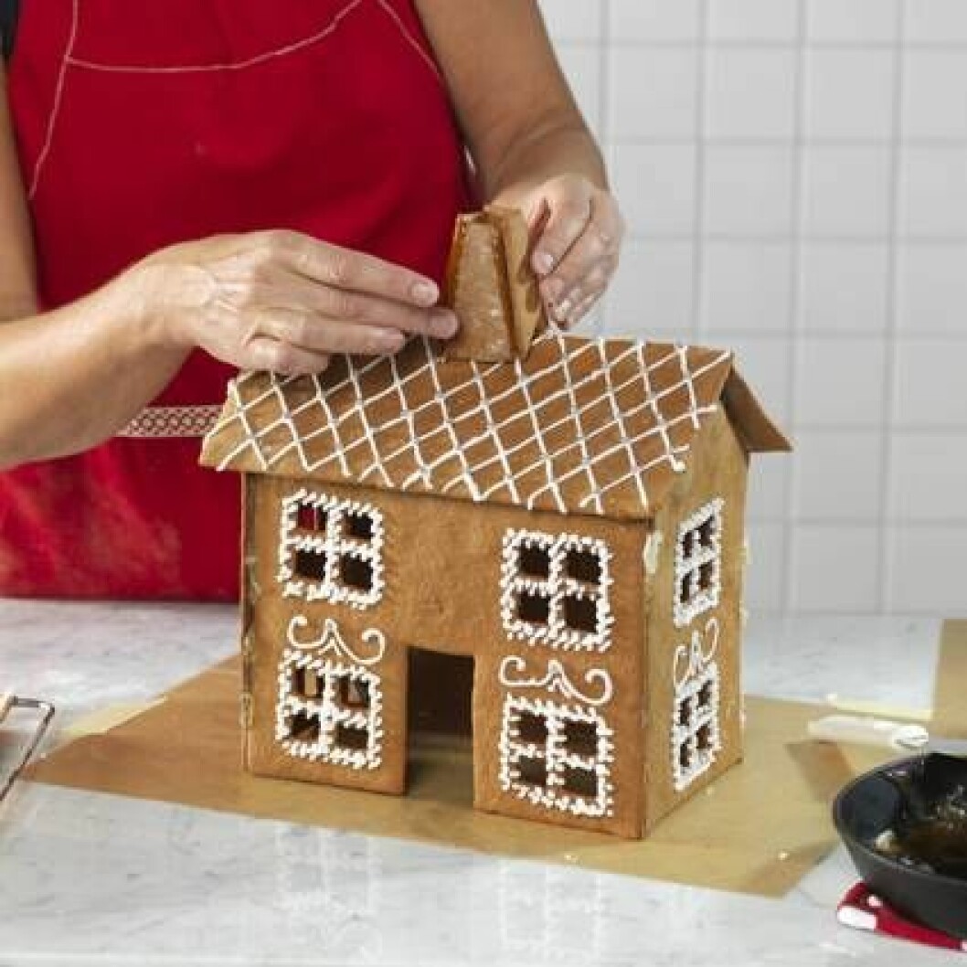 Sätta skorsten på pepparkakshus.