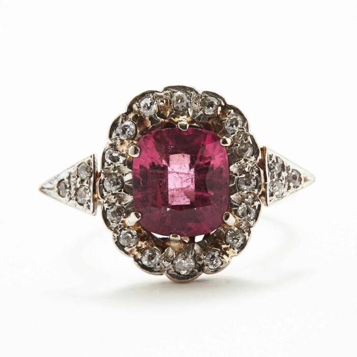 Ringen av platina med kuddslipad rosa turmalin om 3,00 ct är inramad av 16 gammalslipade diamanter och sex åttkantsslipade på ringskenan, totalt 0,49 ct. Det klubbade priset vid Stockholms Auktionsverks decemberauktion 2020 hamnade på 6 000 kr (6 000–8 000). Ring av rosa turmalin.