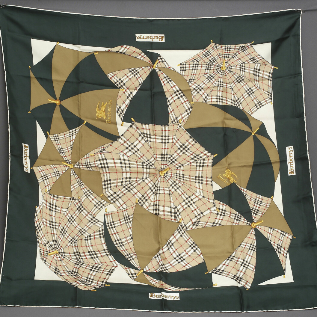 Om man ändå sprang på den här på loppis, vilken lycka! Så coolt och roligt mönster på sidenscarfen, 89x89 cm, som nyligen värderades till 800 kronor av Auktionshuset Kolonn.