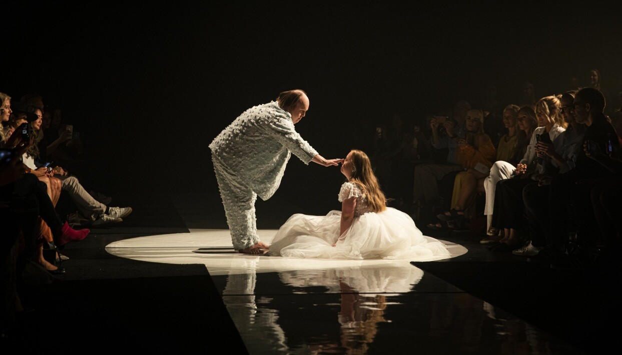 Modevisningen från Glada Hudik-teatern var ingen ”vanlig” modevisning utan en show präglad av både mörker och ljus. Foto: Pressbild Scen från Glada Hudik-teaterns modevisning i NY.