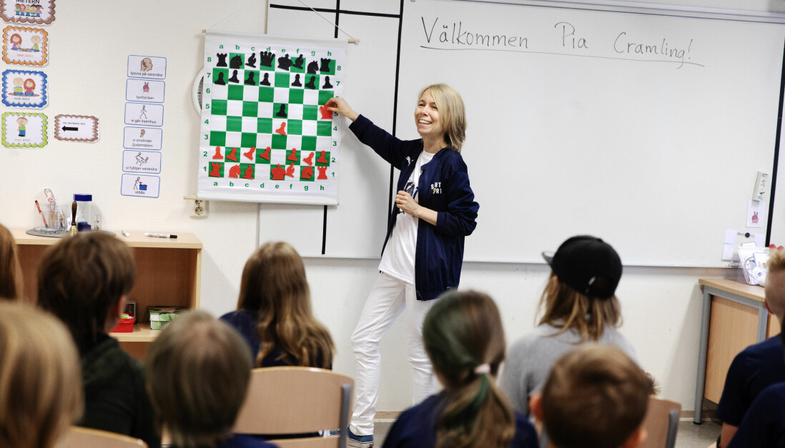 Pia jobbar aktivt för att locka fler kvinnor och fler ungdomar till schackvärlden. Här lär hon ut grunderna i schack på sommarlägret Sports hearts i Stockholm 2019. Schackproffset Pia Cramling lär ut grunderna i schack för barn och ungdomar på sommarlägret Sports hearts i Stockholm 2019.