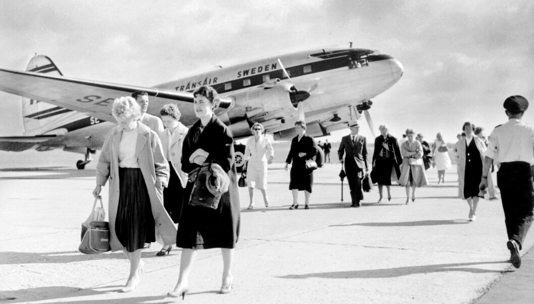 Bild från Bulltofta flygplats 1959 med flygplan och passagerare som lämnat planet.