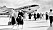Bild från Bulltofta flygplats 1959 med flygplan och passagerare som lämnat planet.
