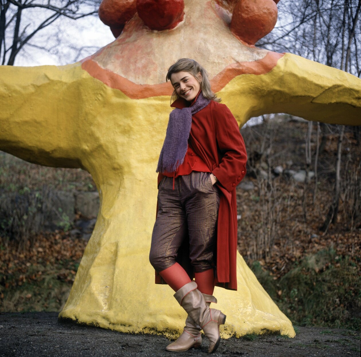 Ewa Fröling 1987. Ewa Fröling framför en färgglad skulptur.