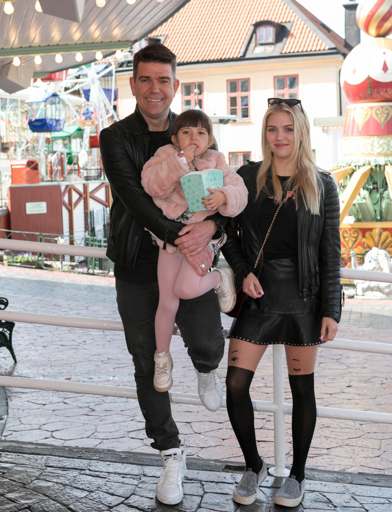 Patricks äldsta dotter Wilma har samlat ihop över 1,3 miljoner kronor till Hannah Ekwalls minne på <a target="_blank" href="https://www.cancerfonden.se/insamlingar/till-minne-av-hannah-ekwall">Cancerfonden.se</a>. Sportjournalisten Patrick Ekwall förlorade sin fru Hannah Ekwall i cancer. Hans dotter Wilma har samlat in över 1,3 miljoner till Cancerfonden i Hannahs namn. Här tillsammans med döttrarna Wilma och Tindra.
