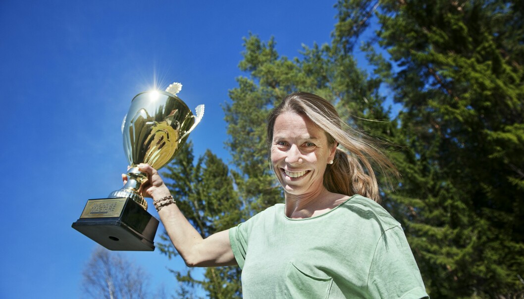 Magdalena Forsberg med pokalen i handen efter vinsten i Mästarnas mästare 2013.
