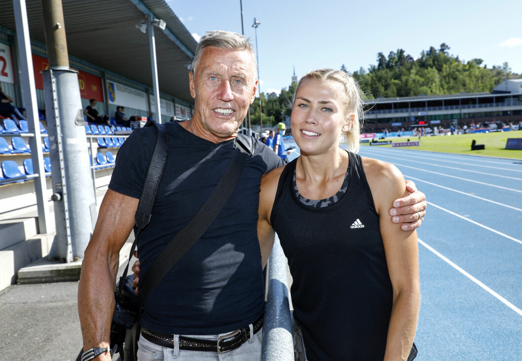 Bianca Salming med pappa Börje Salming under en friidrottstävling i Sverige år 2021. Börje var dotterns största supporter.