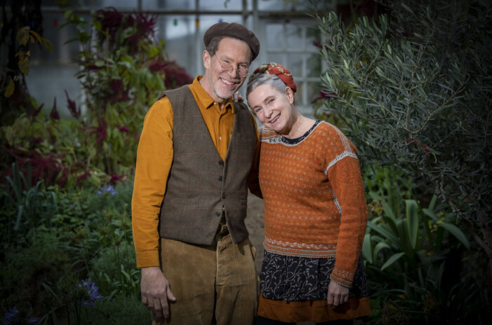 Gustav och Marie Mandelmann fotograferade i orangeriet på gården Djupadal i Rörum i Skåne inför den kommande säsongen av TV-serien Mandelmanns gård.