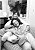 En svart vit bild på Suzanne Reuter och hennes mamma Bojan Westin.