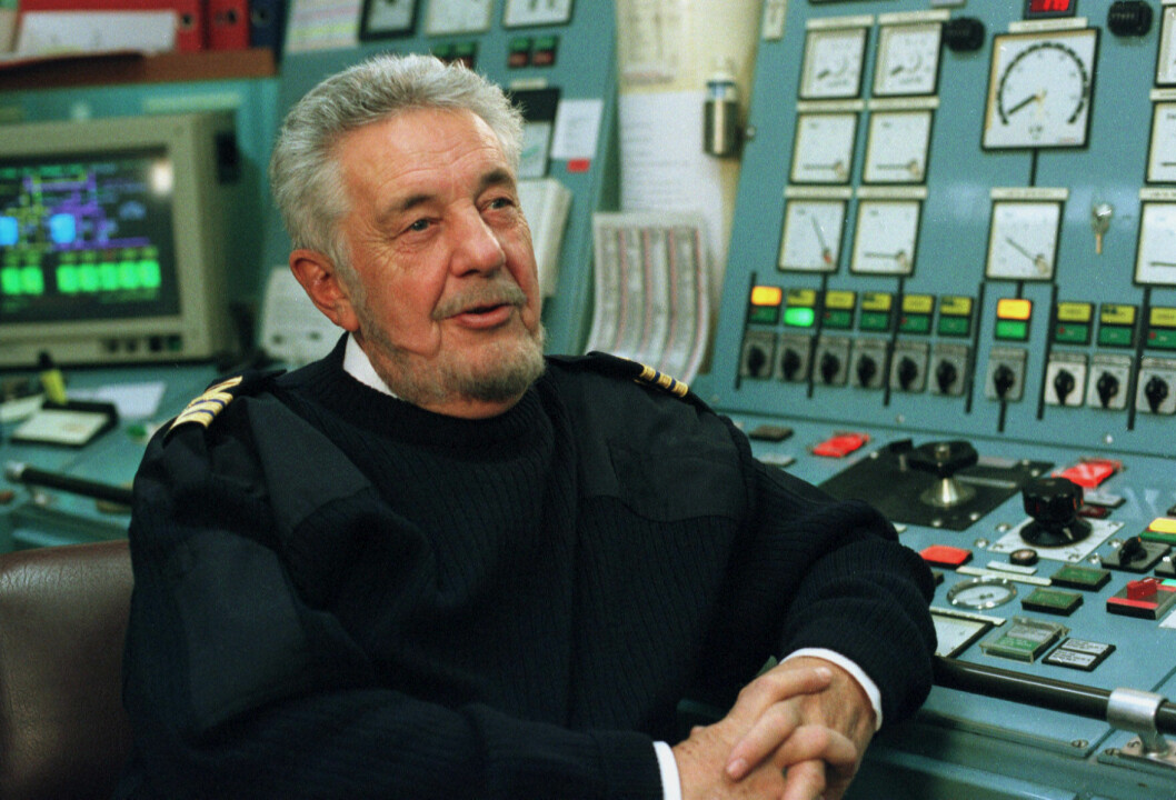Maskinisten Gustav Sjögren (Bert-Åke Varg) var konfunderad över fartyget M/S Frejas problem med underbemanning i tv-serien Rederiet.