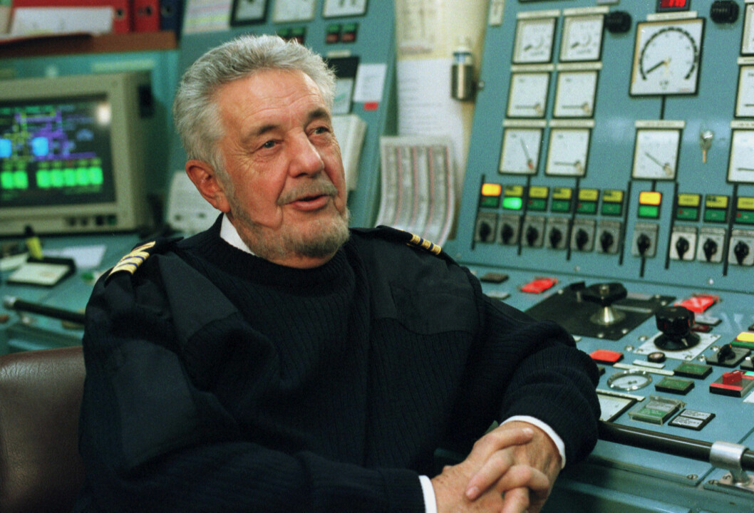 Maskinisten Gustav Sjögren (Bert-Åke Varg) var konfunderad över fartyget M/S Frejas problem med underbemanning i tv-serien <span class=" italic" data-lab-italic_desktop="italic">Rederiet</span>. Maskinisten Gustav Sjögren (Bert-Åke Varg) var konfunderad över fartyget M/S Frejas problem med underbemanning i tv-serien Rederiet.
