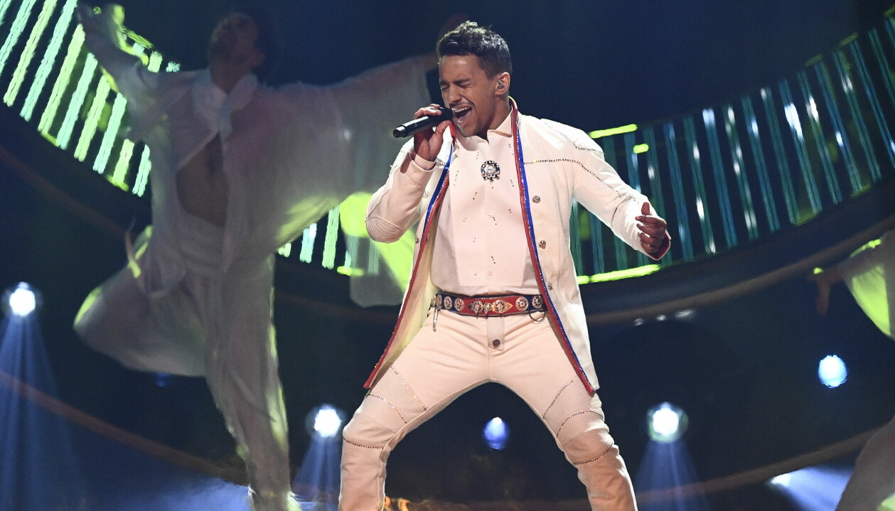 I Melodifestivalen 2019 hamnade Jon Henrik Fjällgren på fjärde plats med låten <em>Norrsken</em>. Artisten Jon Henrik Fjällgren i kläder med samiska detaljer uppträder i Melodifestivalen 2019.