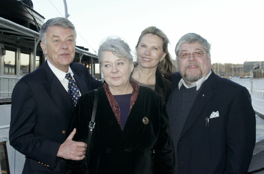 År 2005 var både Sven-Bertil Taube och Peter Harryson med i uppställningen kändisar som medverkade i SVT:s tv-program <span class=" italic" data-lab-italic_desktop="italic">Stjärnorna på slottet</span>. År 2005 var både Sven-Bertil Taube och Peter Harryson med i uppställningen kändisar som medverkade i SVT:s tv-program Stjärnorna på slottet.