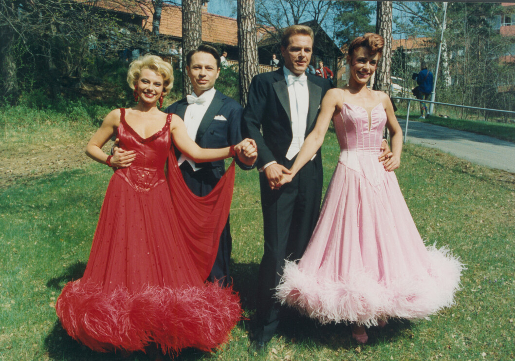 Ewa Fröling i dansklänning med kolleger.