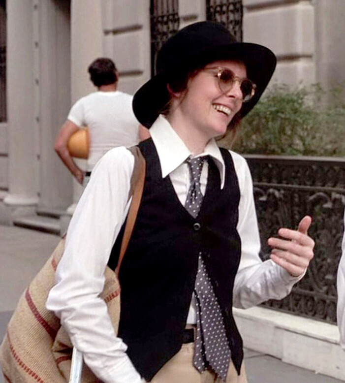Diane Keaton i hatt och slips.