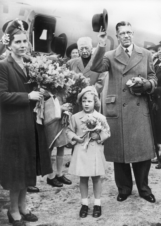 Margrethe som liten tjej med blommor i famnen tillsammans med sin mor och blivande svenska kung Gulstaf VI Adolf - som lyfter på hatten.