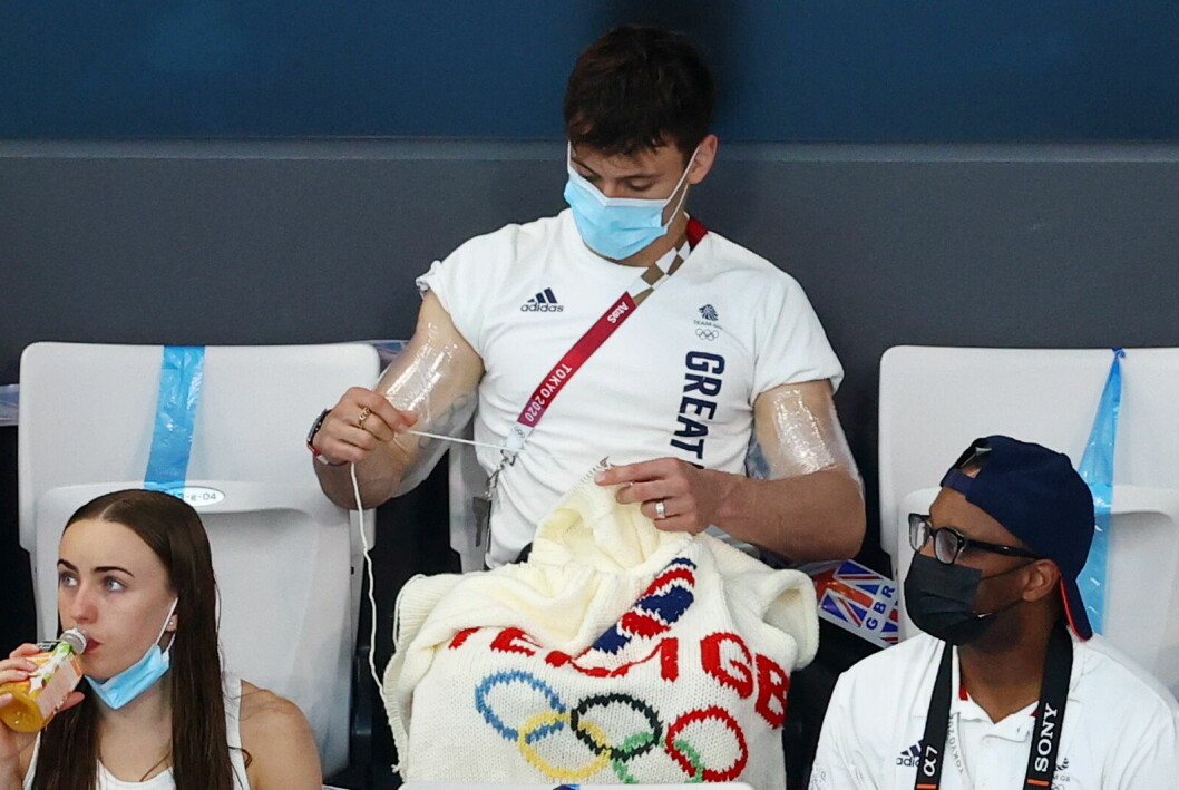 Brittiske OS-stjärnan Tom Daley tog varje tillfälle i akt att utöva sin hobby – stickning – under varenda paustillfälle som gavs under OS i Tokyo 2021. Något som uppmärksammades stort av media runt om i hela världen. tom daley sticka os tokyo 2021