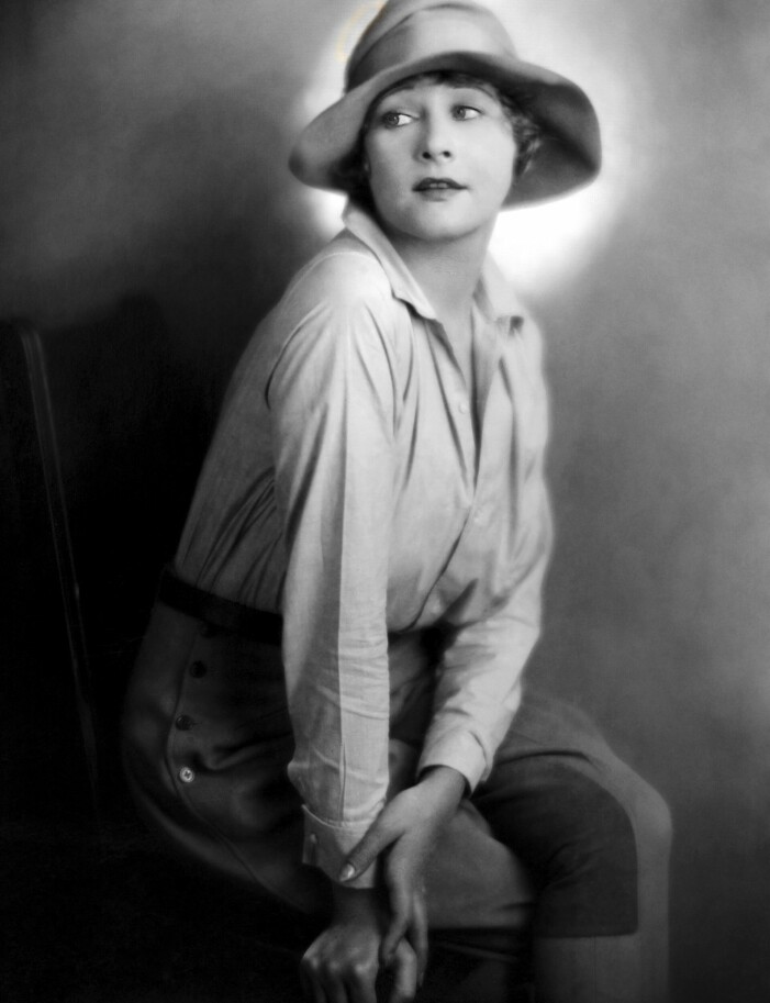 <span class=" bold" data-lab-bold_desktop="bold">MARSBARN.</span> Anna Q. Nilsson (1888–1974), född den 30 mars, drömde om att åka ”till staterna”. I flera år jobbade hon extra på de skånska betfälten för att spara ihop pengar till resan, och 1905 tog hon båten till New York. Där fick hon snart anställning som hembiträde. Sedan gick det fort. Hon upptäcktes på en av avenyerna, blev beundrad fotomodell, valdes till USA:s vackraste kvinna och kom in vid filmen. Anna Q. Nilsson gjorde mer än 200 roller och var under en period Hollywoods högst betalda skådespelare – och den första svenska att få en stjärna på Hollywood Walk of Fame. Det mystiska Q:et stod för andra dopnamnet Quirentia, en feminiserad form av Quirinus som vid hennes födelse var dagens namn i almanackan Anna Q. Nilsson ca år 1920 – Marsbarn.