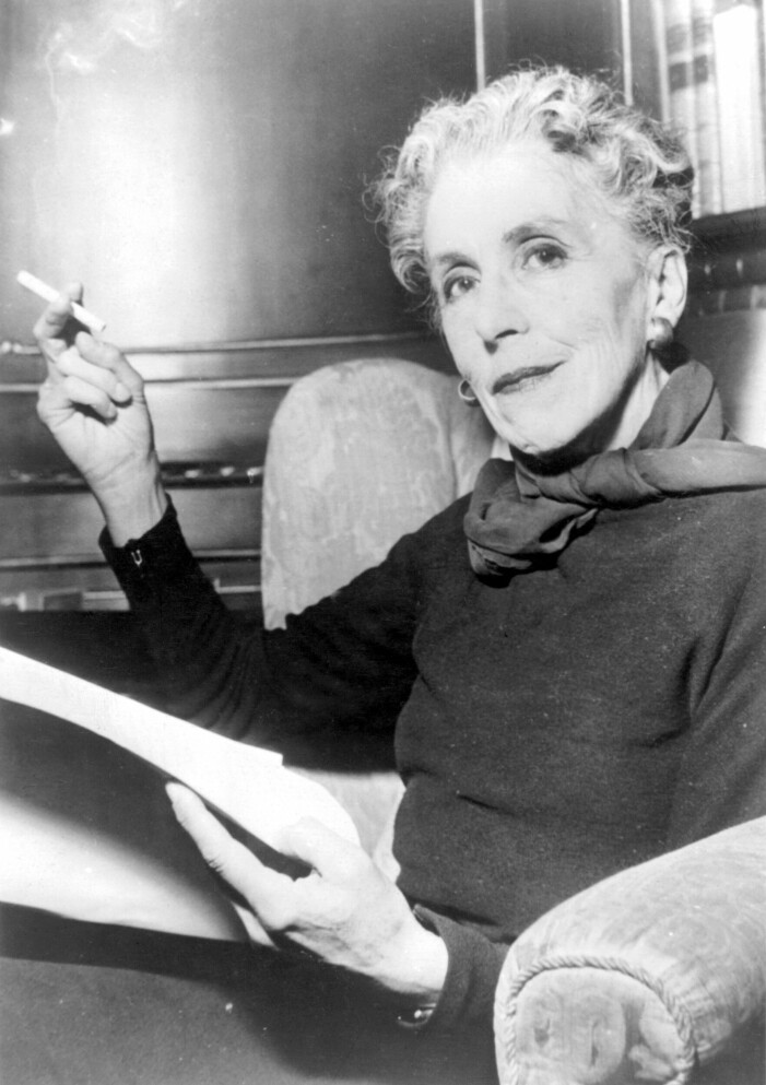 <span class=" bold" data-lab-bold_desktop="bold">APRILBARN.</span> Karen Blixen (1885–1962), född den 17 april, fick ny internationell uppmärksamhet när hennes bok Out of Africa spelades in med Meryl Streep och Robert Redford i huvudrollerna. Efter sjutton år i Kenya, där hon drivit en kaffeplantage, återvände Blixen till sitt danska barndomshem och det var här hennes författarskap blommade ut. Debutverket Seven Gothic Tales från 1934 som hon skrev på engelska och senare översatte till danska gjorde succé i USA, men mottogs svalare i hemlandet. Framgången kom med Vinter-eventyr från 1942 och sedan dess räknas hon till en av de stora. Hemmet Rungstedlund, som bevarats i Karen Blixens anda med hennes egen inredning, är idag ett välbesökt museum söder om Helsingör. Karen Blixen.