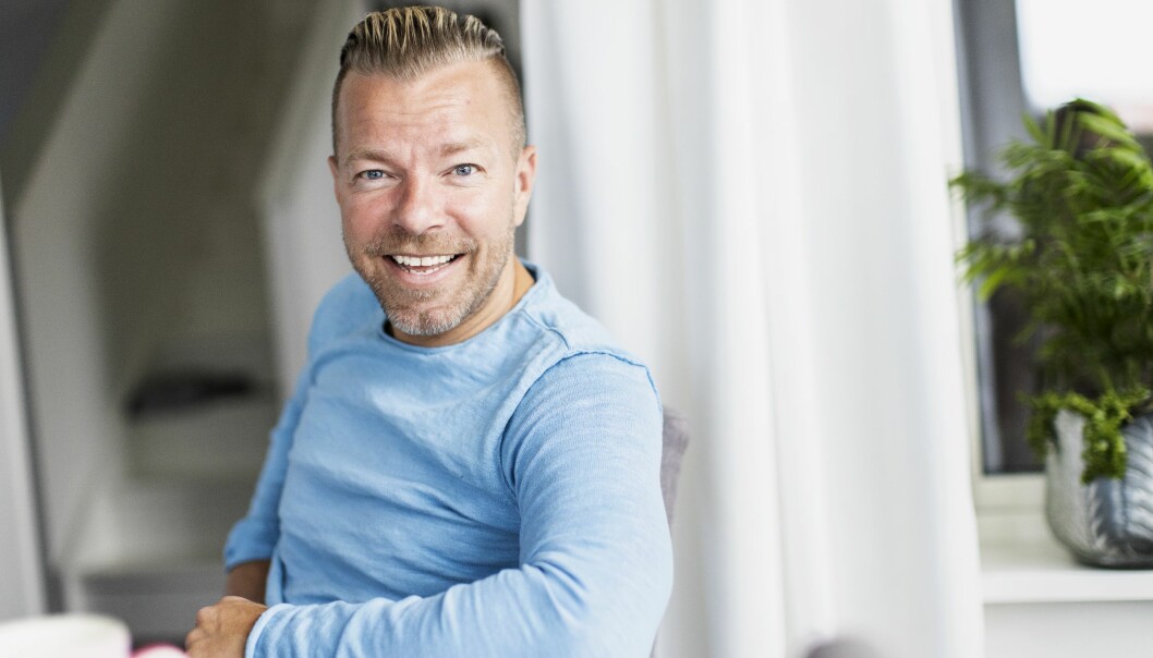 – I sommar ska jag vara programledare för Bingolotto tillsammans med Agneta Sjödin, det ska bli skitkul, säger Casper Janebrink. Casper Janebrink ska leda Bingolotto i sommar