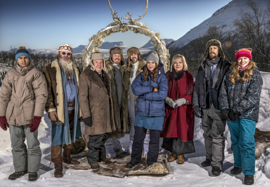 Casten som utgjorde rollerna i tv-serien <span class=" italic" data-lab-italic_desktop="italic">Andra åket</span>. Bert-Åke Varg är den tredje personen från vänster. Casten som utgjorde rollerna i tv-serien Andra åket. Bert-Åke Varg är den tredje personen från vänster.