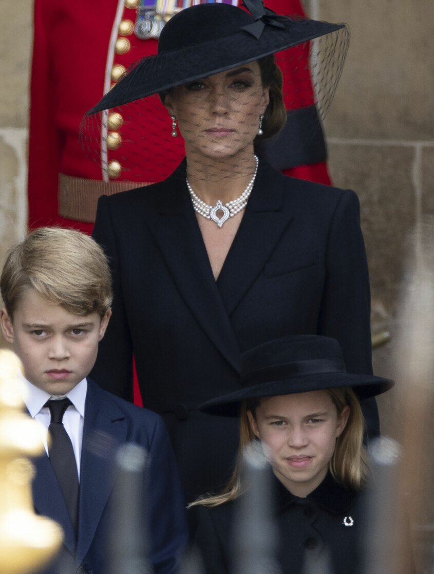 Kate med sonen prins George och dottern prinsessan Charlotte vid drottningens begravning den 19 september.